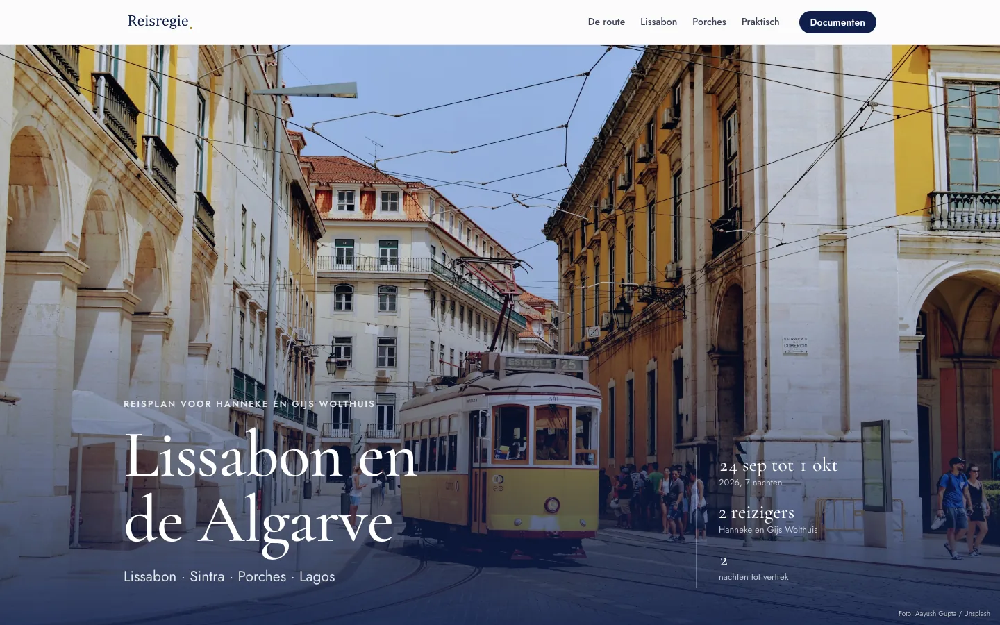 Reisplan Lissabon en de Algarve: hero met een tram in de Alfama